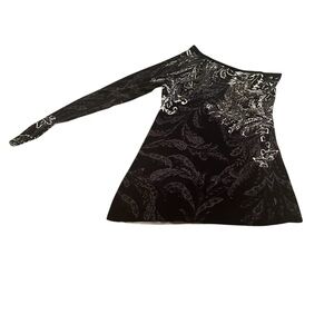 One-Shoulder Black and White Top Embedded